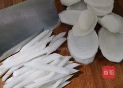 Illustration of how to make shredded radish fish soup 4