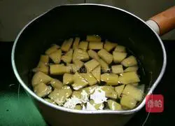 Illustration of how to make pineapple in sugar water 9