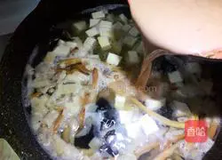 Illustration of a new nutritious way to eat instant spicy spicy soup 9