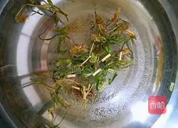 Illustration of how to cook motherwort, red dates and eggs 9