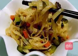 Illustration of how to make mushroom and oyster sauce noodles 11