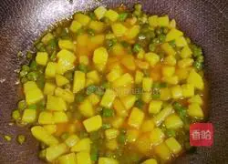 Illustration of making braised noodles with potatoes and cowpeas 8