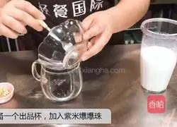 Illustration of how to pop coconut and purple rice with fruit 4