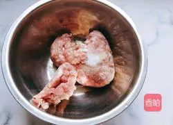 Illustration of how to make celery and pork dumplings 4