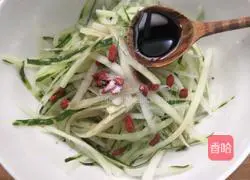 Illustration of how to make cold wolfberry and cucumber 7