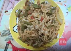 Illustration of how to make braised potato and green beans noodles 11