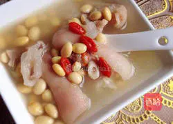 Soybean and pig trotters soup recipe 8