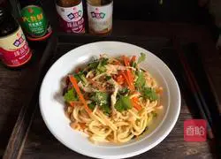 Illustration of making cold noodles with shredded chicken 7