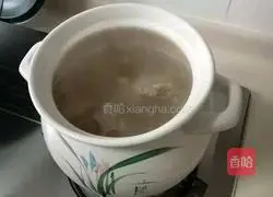 Illustration of how to make three fresh large bone tofu soup 1