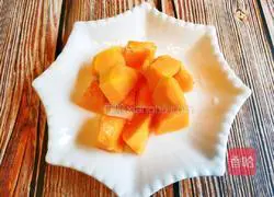 Illustration of how to make red dates, papaya and white fungus stewed 5