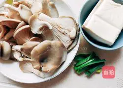 Illustration of how to make mushroom and tofu soup 1
