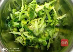 Illustration of how to make cold broccoli 4