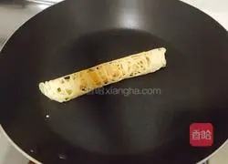 Illustration of how to make crispy egg rolls 6