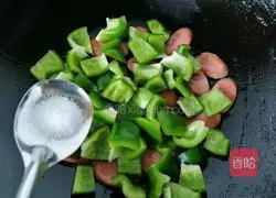 Illustration of how to make fried sausage with green pepper 5