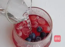 Illustration of how to make sweet and sour blueberry drink 6