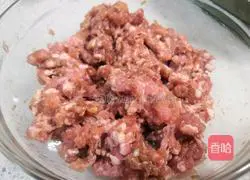 Illustration of how to make Yuanbao Wontons with fresh meat 1