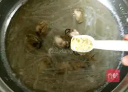 Illustration of how to make oyster, locust and radish soup 14