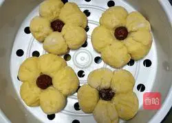 Illustration of how to make pumpkin flower steamed buns 17