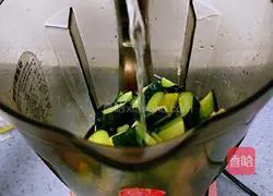 Illustration of how to make cucumber and pear juice 7