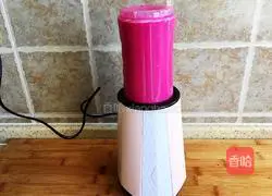 Illustration of how to make banana and pitaya yogurt cups 6