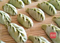 Illustration of how to make celery, bean sprouts and beef dumplings 9