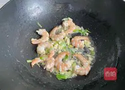 Illustration of how to make fried celery with shrimps 7