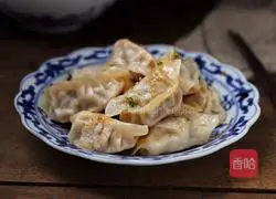 Illustration of how to make pork and celery fried dumplings 13