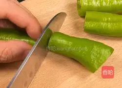 Illustration of how to stuff tiger skin and green pepper with meat 1