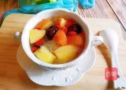 Illustration of making red date, apple and white fungus soup 10