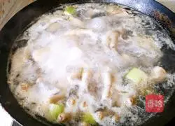 Illustration of how to make boneless hot and sour chicken feet 3