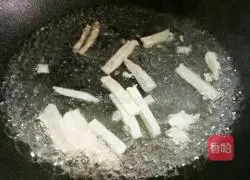 Illustration of how to make hot and sour soup to repel cold and warm the stomach 4