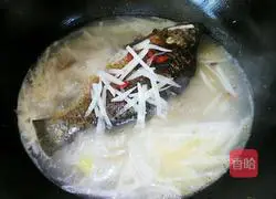Illustration of how to make radish and crucian carp soup 4