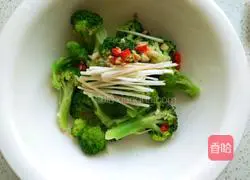 Illustration of how to make cold broccoli 6