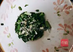 Illustration of how to make garlic sprouts and sour noodles 1