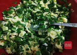 Illustration of how to make small pot stickers with chives 1