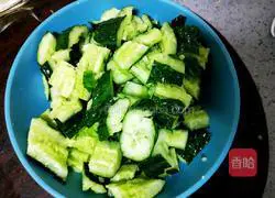 Illustration of how to pound cucumbers with mashed garlic 6