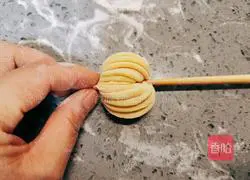 Illustration of how to make pumpkin flower steamed buns 12