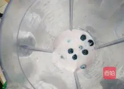 Illustration of how to make two-color yogurt shake 1