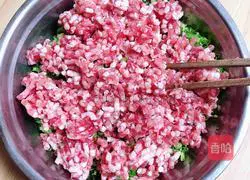 Illustration of how to make spicy and sour fresh meat wontons 2