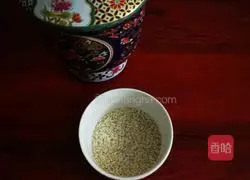 Illustration of how to make glutinous rice and lotus seed soup 1