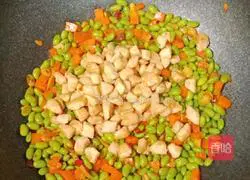Illustration of how to stir-fry edamame rice with diced chicken 15