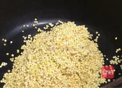 Illustration of how to make shrimp and millet breakfast cakes 1