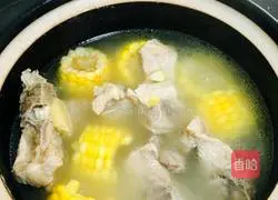 Illustration of how to make sweet corn stewed spareribs 3
