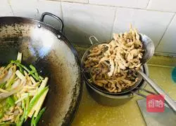 Illustration of how to make fried pork with king oyster mushrooms and green peppers 4