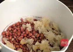 Red bean and white fungus soup Illustration of how to do it 4