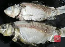 Illustration of how to make mushroom and crucian carp soup 3