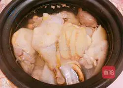 Illustration of how to make morels, king oyster mushrooms, scallops and chicken soup 4