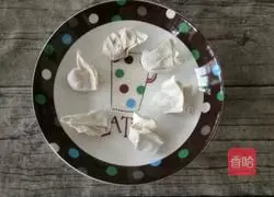 Illustration of how to make egg-filled wontons 1