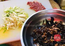 Illustration of how to make spicy and sour shredded pork soup 1