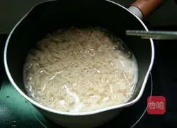Illustration of how to make spicy fried noodles with ham sausage 4